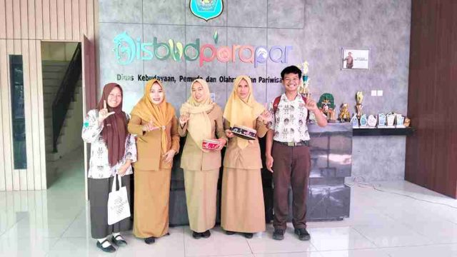Inspiratif, Dua Siswa MAN 1 Lamongan Sukses Ubah Limbah Eceng Gondok Jadi Peci Modern Berteknologi