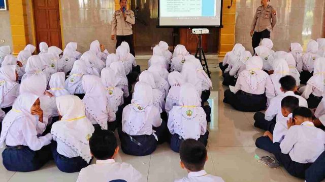 Bina Karakter Siswa, Polsek Pucuk Bekali Pelajar SMPN 1 Pucuk dengan Edukasi Hukum dan Etika Digital