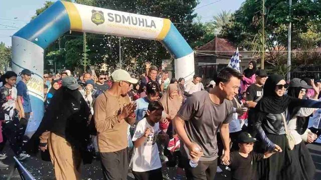 Satukan Langkah Sekolah dan Orang Tua, SD Muhammadiyah 1 Lamongan Gelar Family Run di Milad ke-60