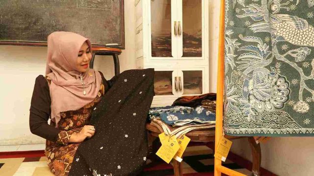 Terpesona Batik Pewarna Alami, Senator Lia Istifhama Dorong Sanggar Mbah Guru Lamongan Jadi Destinasi Wisata